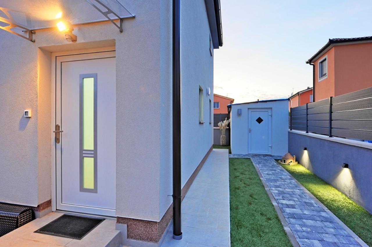 Casa Tara Three-Bedroom Holiday Home Pola Esterno foto