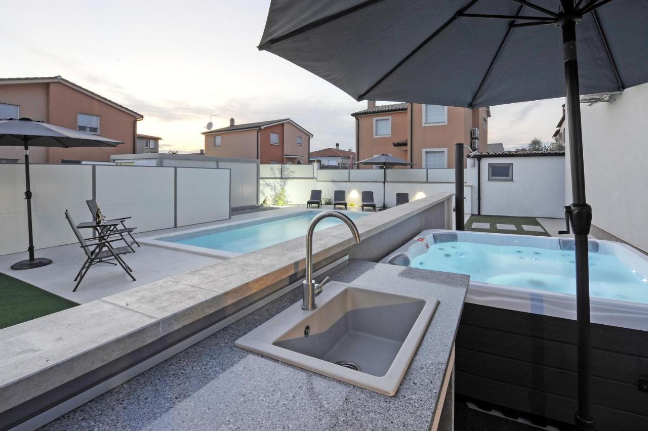 Casa Tara Three-Bedroom Holiday Home Pola Esterno foto