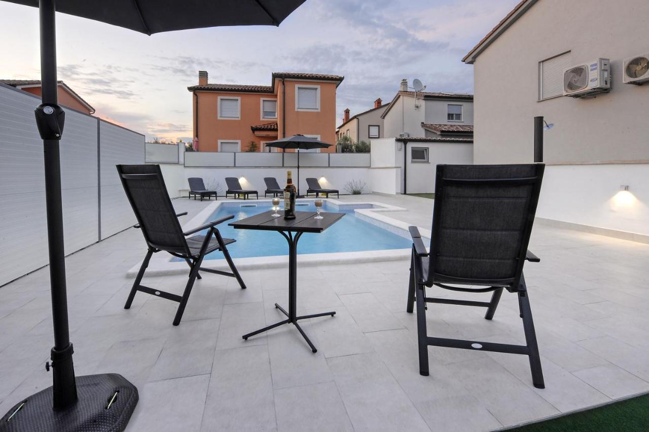 Casa Tara Three-Bedroom Holiday Home Pola Esterno foto